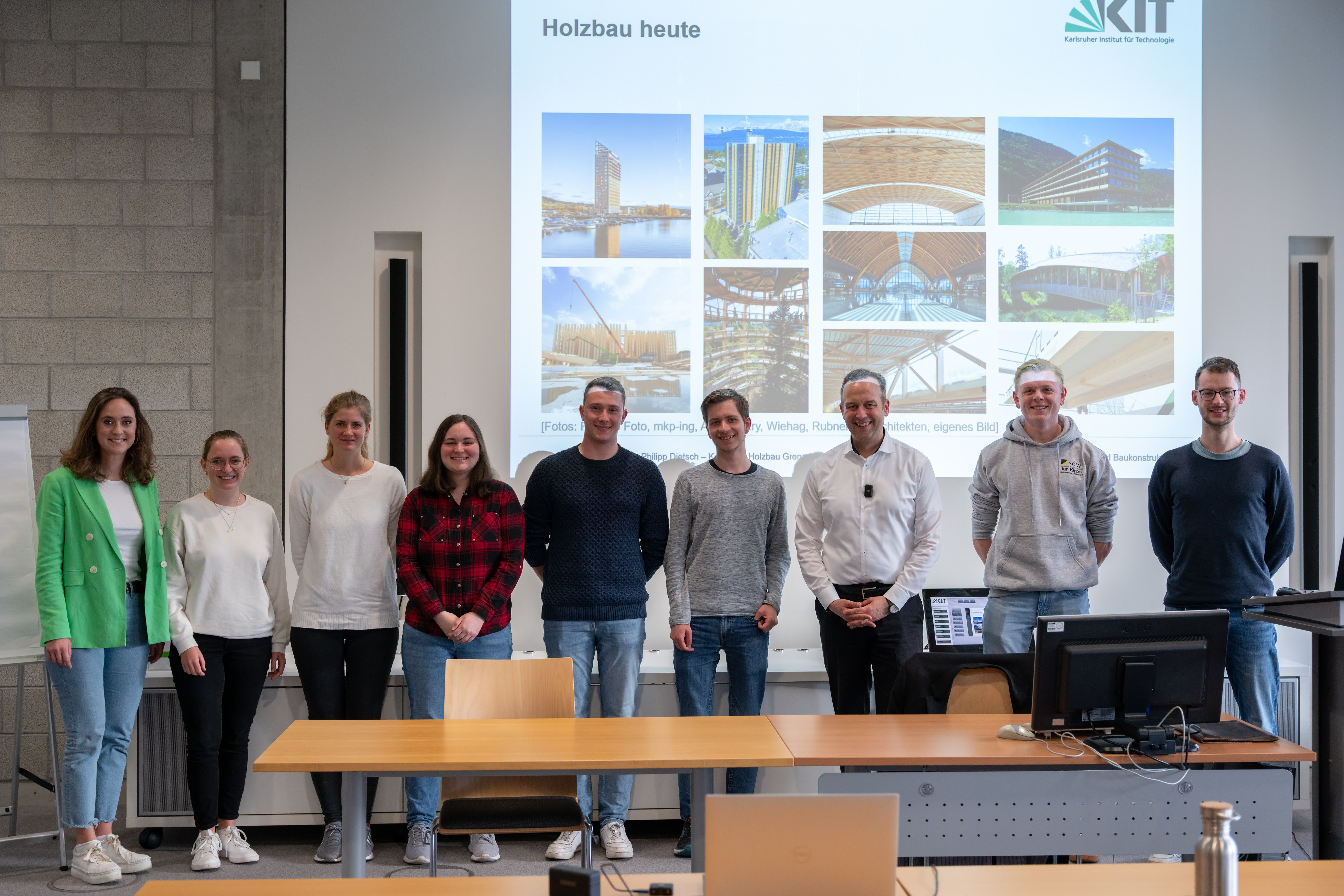 Gruppenbild Teilnehmende des Vortragsabends zum Thema Holzbau